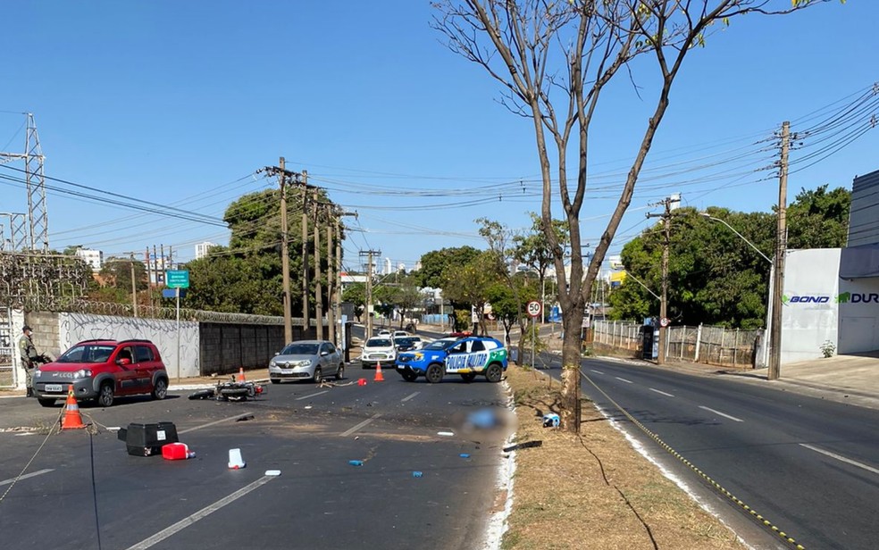 Homem perde o controle da moto, bate em uma árvore e morre em Goiânia
