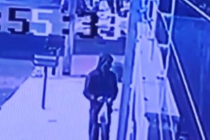 Imagem mostra um homem com uma blusa de frio com capuz se aproximando da entrada de uma casa. A foto ilustra a chamada: Suspeito de estuprar cunhada após desmaiá-la com clorofórmio é preso em Montividiu