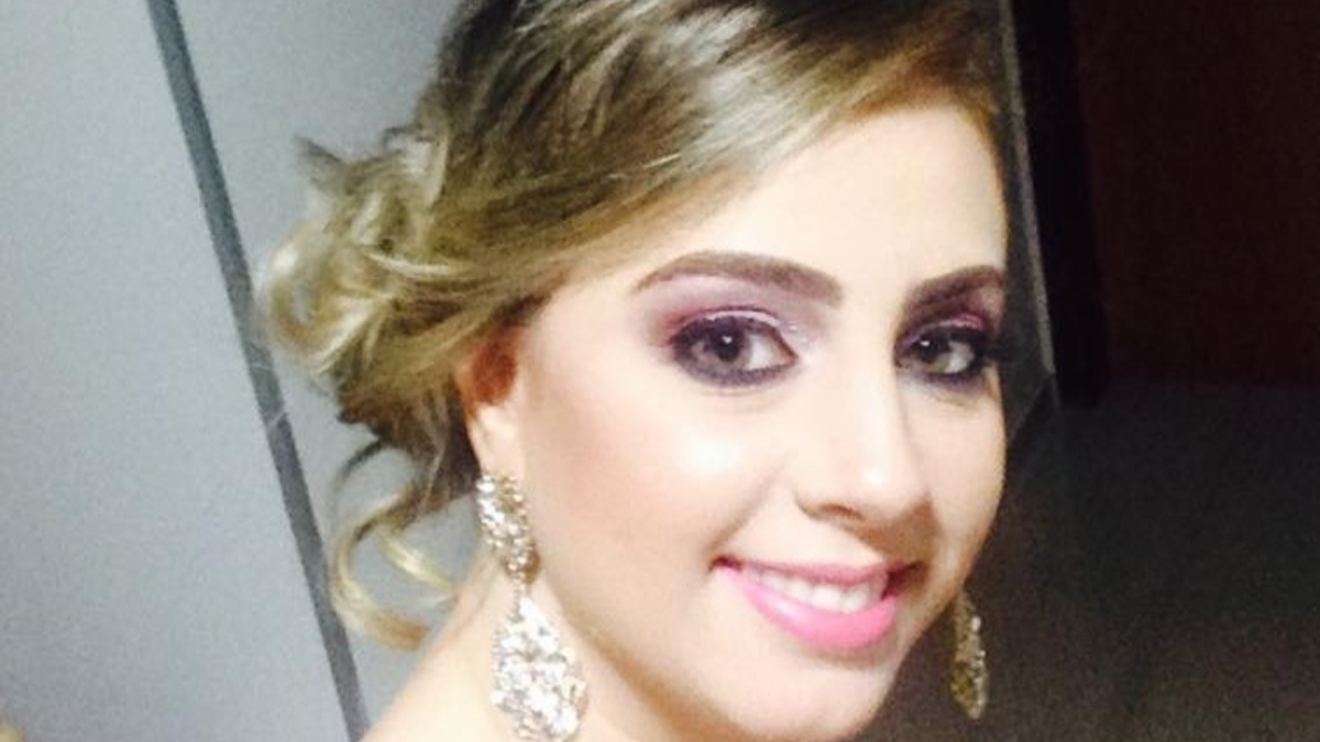 Selfie de uma das vítimas. Ela aparece sorrindo, com brincos grandes e uma maquiagem forte, de festa. O cabelo loiro está preso em um coque. Foto ilustrativa da chamada: Família vítima de triplo homicídio no Paraná é enterrada em Pires do Rio