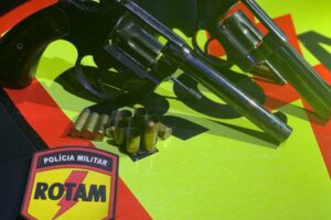 Dono do veículo, que tinha sido colocado pelos criminosos no porta malas, foi resgatado sem ferimentos pelos PMs