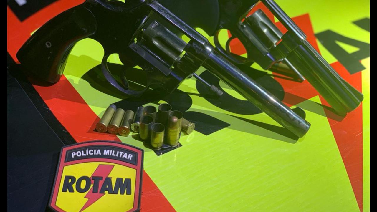 Dono do veículo, que tinha sido colocado pelos criminosos no porta malas, foi resgatado sem ferimentos pelos PMs