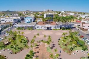 Trindade celebra 101 anos com missa, live e sorteio de brindes: veja - Trindade comemora seus 101 anos e, para celebrar o aniversário da cidade, a prefeitura realizará missas, lives com duplas sertanejas, sorteio de brindes e a inauguração do novo aterro sanitário