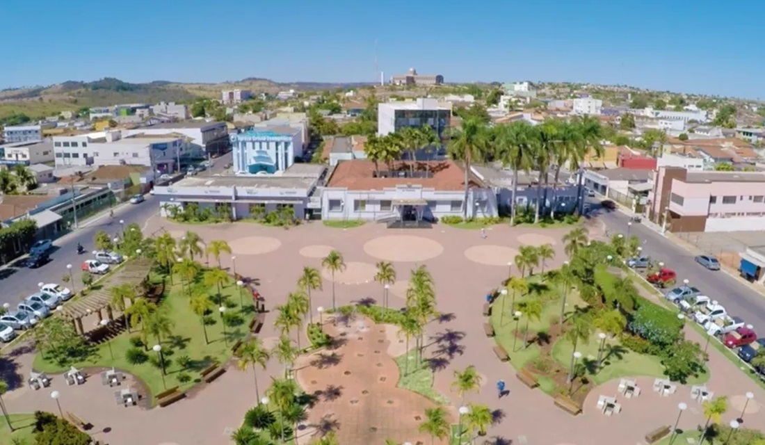 Trindade celebra 101 anos com missa, live e sorteio de brindes: veja - Trindade comemora seus 101 anos e, para celebrar o aniversário da cidade, a prefeitura realizará missas, lives com duplas sertanejas, sorteio de brindes e a inauguração do novo aterro sanitário