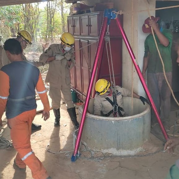 Vítima inalou muita fumaça de um aparelho utilizado para ajudar na limpeza da cisterna (Foto: divulgação/Corpo de Bombeiros)