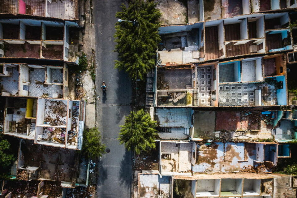 Solo de cinco bairros da cidade começou a ceder em 2018; desastre ambiental foi causado pela exploração de sal-gema pela Braskem