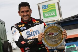 Raphael Teixeira com o troféu da Sprint Race