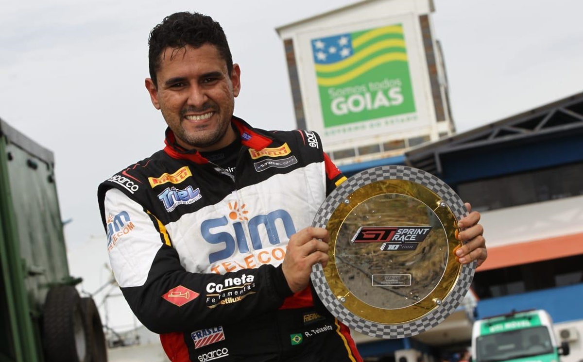 Raphael Teixeira com o troféu da Sprint Race