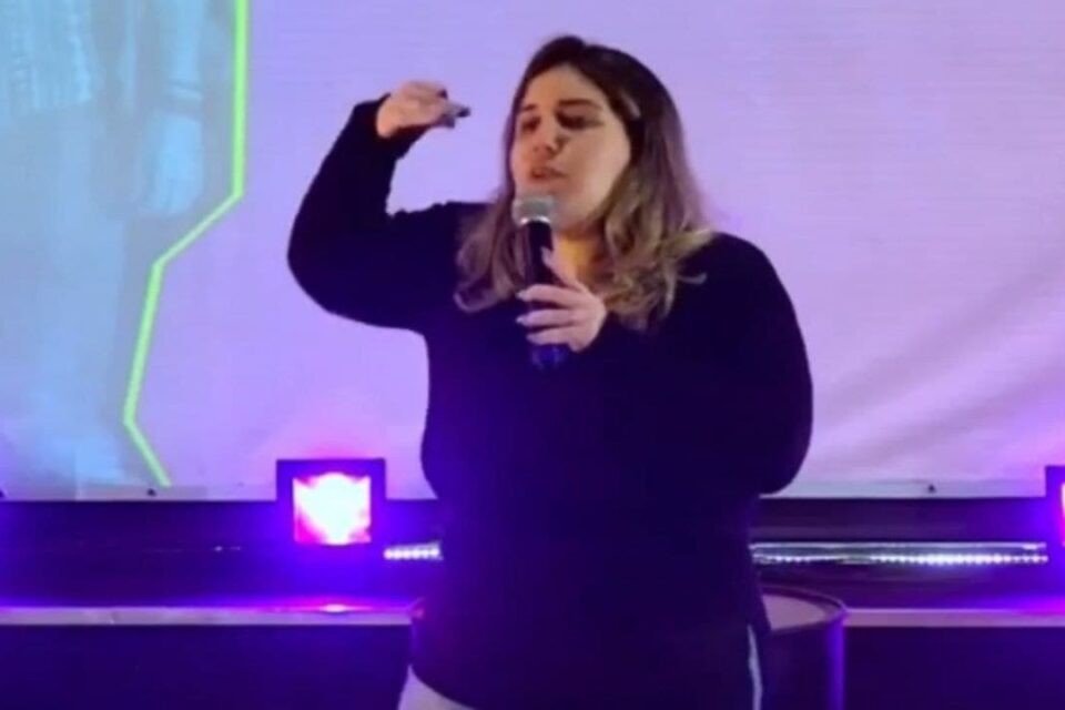 MP denuncia pregadora que disse em culto para fiéis pararem de 'postar coisas de gente preta, de gay’