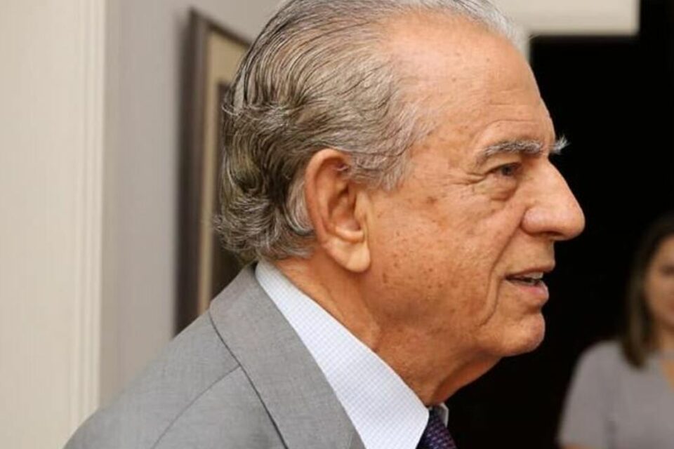 Iris Rezende, ex-prefeito de Goiânia, sorrindo com rosto em close-up