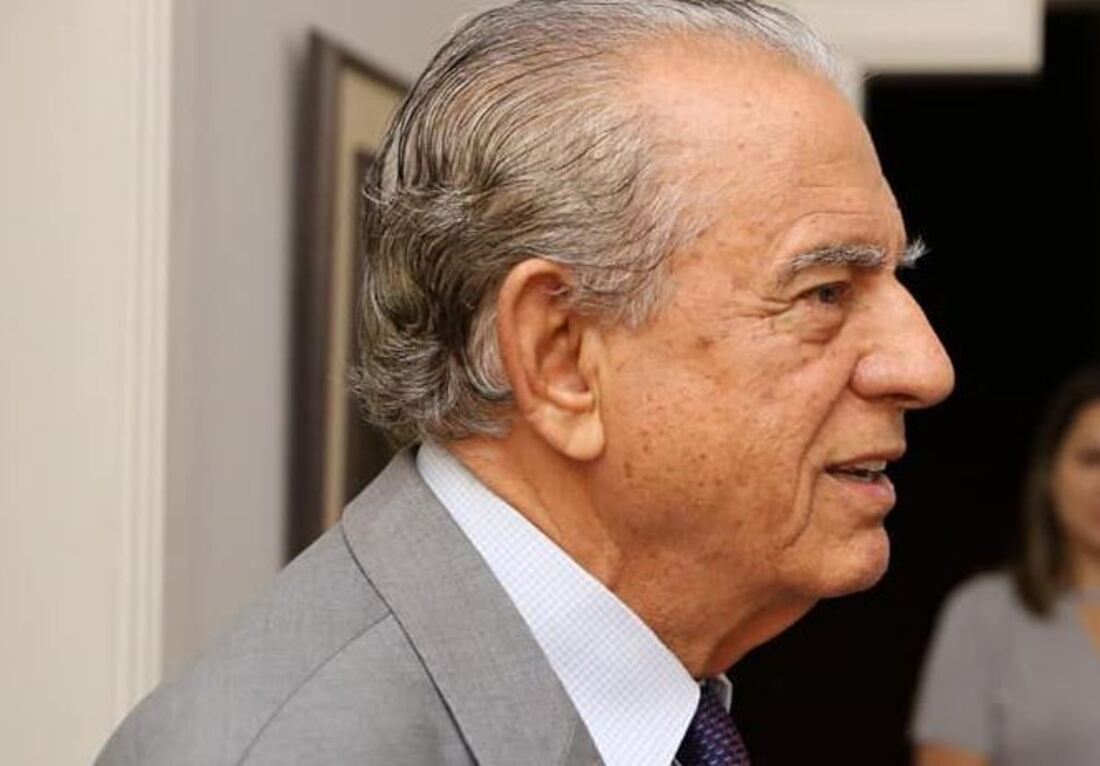 Iris Rezende, ex-prefeito de Goiânia, sorrindo com rosto em close-up