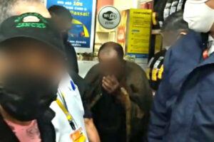 Homem negro é acusado de roupa