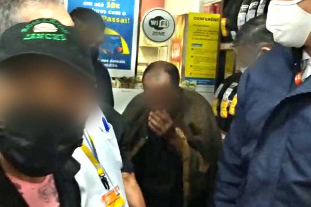 Homem negro é acusado de roupa