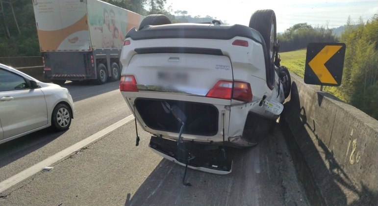 Cantor Giovani se pronuncia após acidente: 'Usem cinto de segurança'