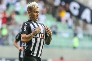 Róger Guedes durante partida com a camisa do Atlético-MG