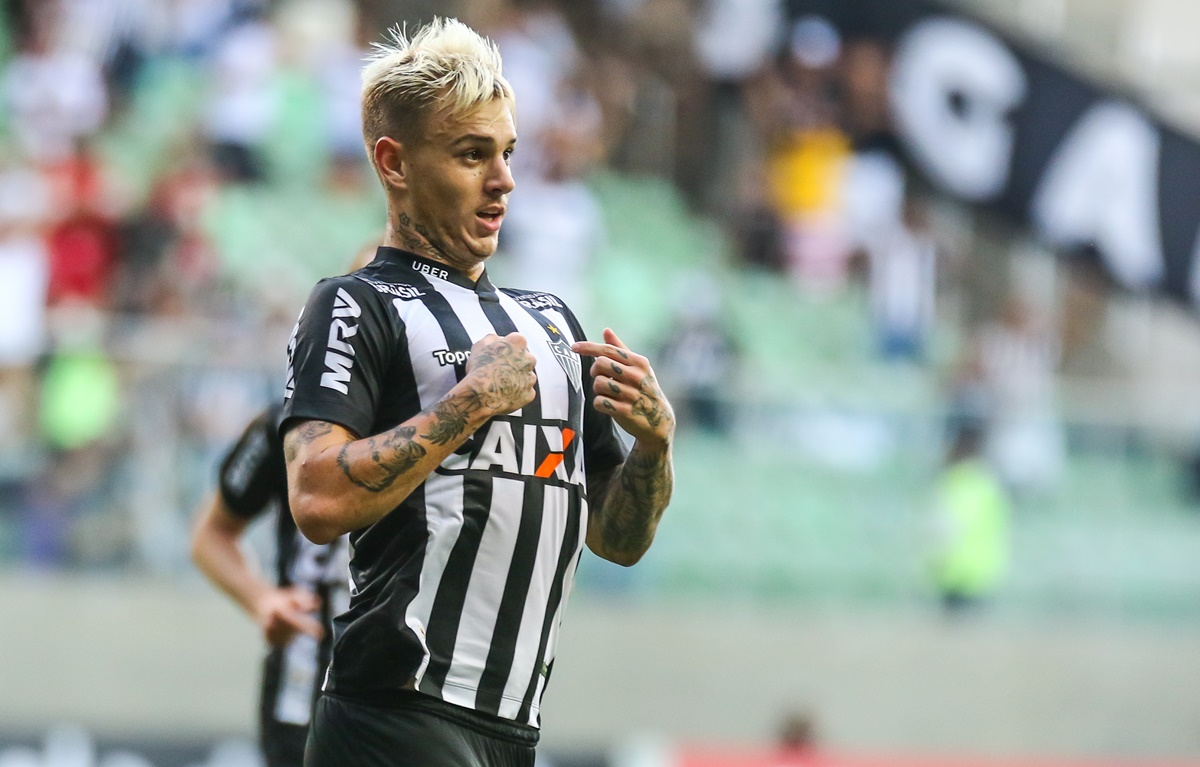 Róger Guedes durante partida com a camisa do Atlético-MG