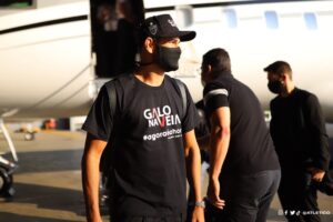 Diego Costa chega no aeroporto para se apresentar ao Atlético-MG