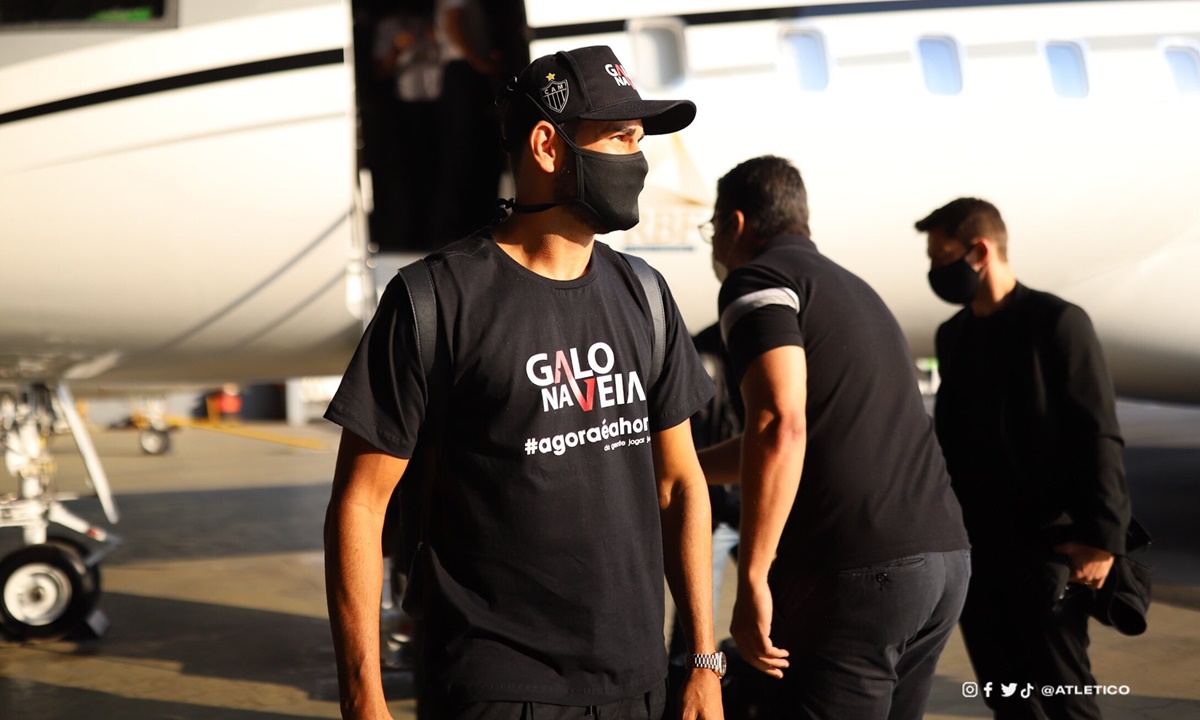 Diego Costa chega no aeroporto para se apresentar ao Atlético-MG