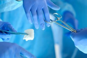 Moradora de Caldas será indenizada por ficar com broca no braço após cirurgia