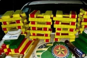 PM apreende 87 tabletes de maconha com suspeito de tráfico, em Senador Canedo