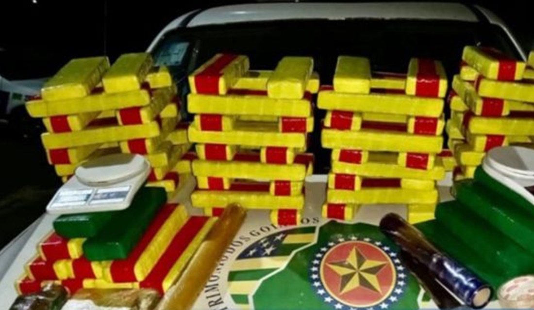 PM apreende 87 tabletes de maconha com suspeito de tráfico, em Senador Canedo