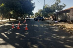 A vítima colidiu contra o meio-fio e caiu ao chão. Ela morreu na hora