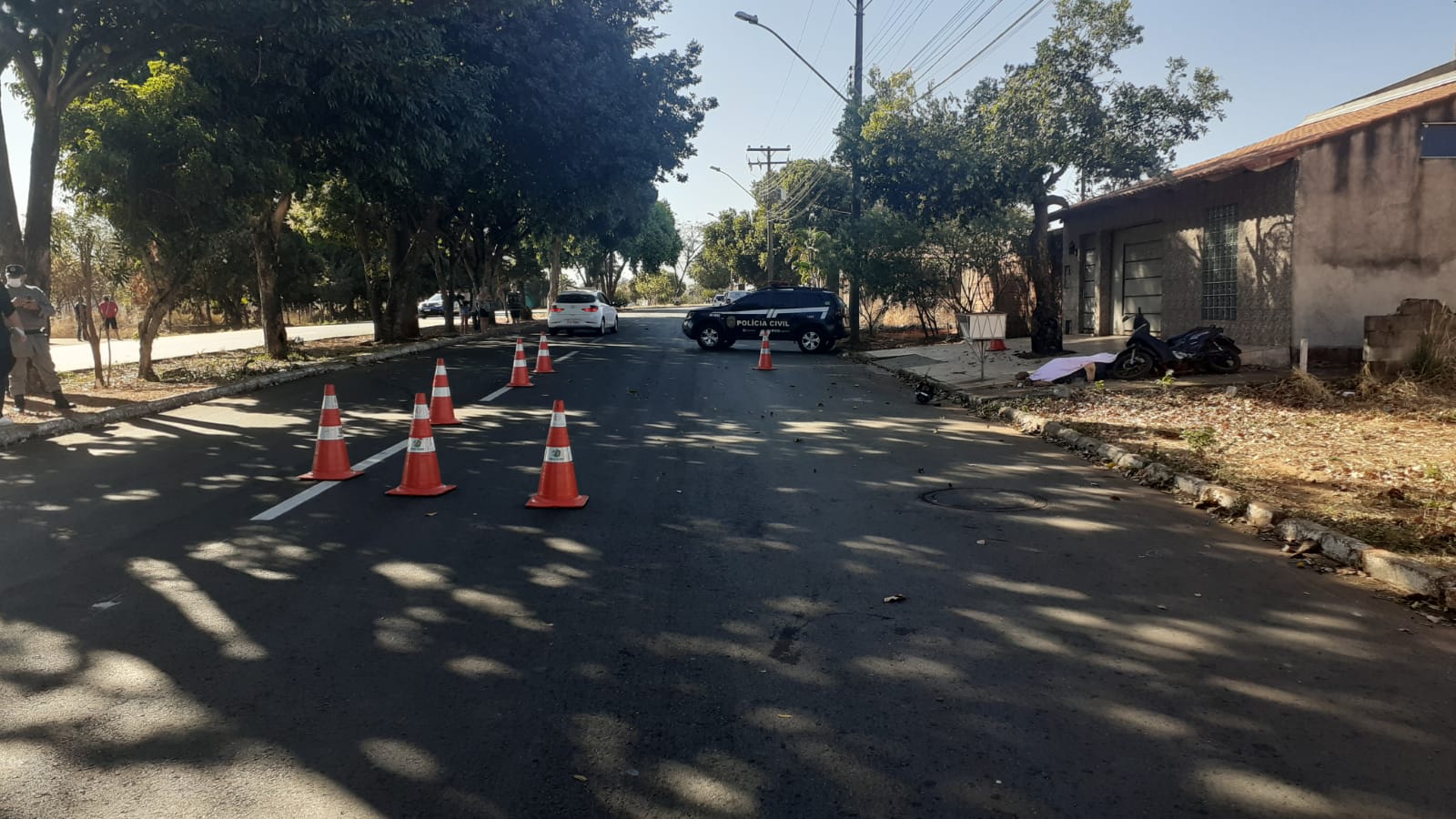 A vítima colidiu contra o meio-fio e caiu ao chão. Ela morreu na hora