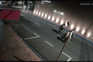 Momento que moradores foram feitos reféns - Ação criminosa em Araçatuba (SP) teve três mortes e quatro feridos. Homem teve dois pés amputados após explosão