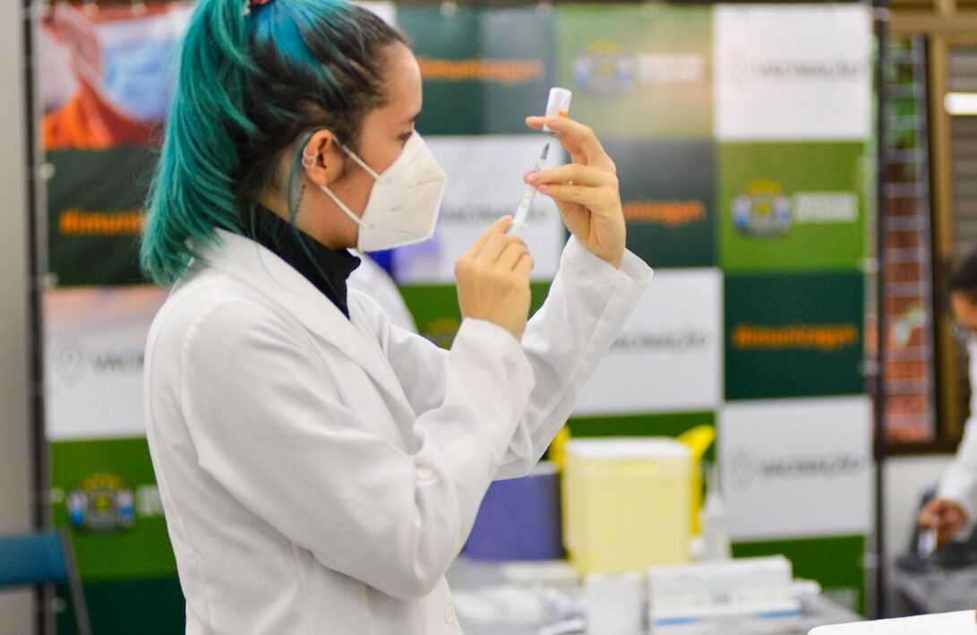 Goiânia começa a vacinar pessoas de 18 anos contra a Covid-19