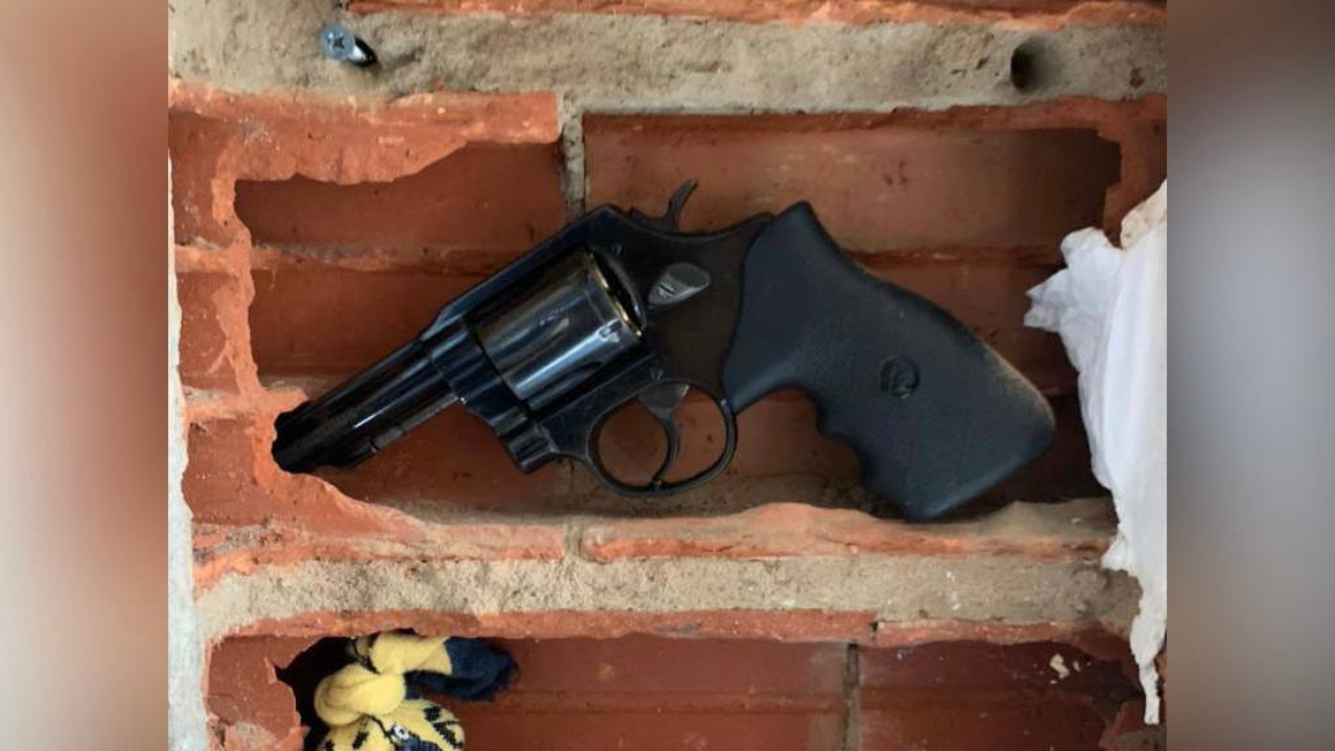 Presa mulher suspeita de mandar matar marido junto com o filho em Bela Vista