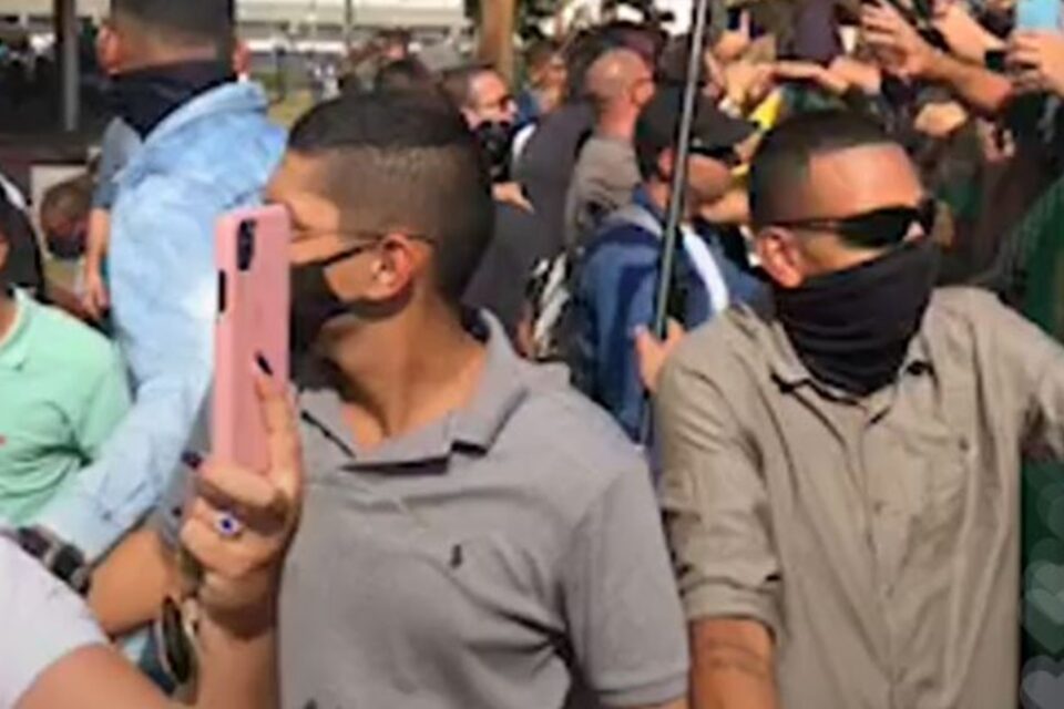 Às 15h, Bolsonaro chega ao local de partida da motociata sob gritos de "mito"