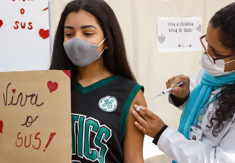 Ministério pede suspensão de vacinação de jovens; Goiás segue até posição da Anvisa