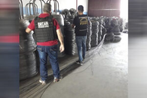 Polícias inspecionam galpão de pessoas suspeitas de desviar cargas