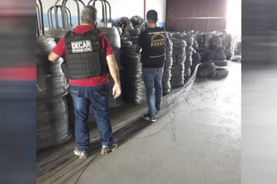 Polícias inspecionam galpão de pessoas suspeitas de desviar cargas