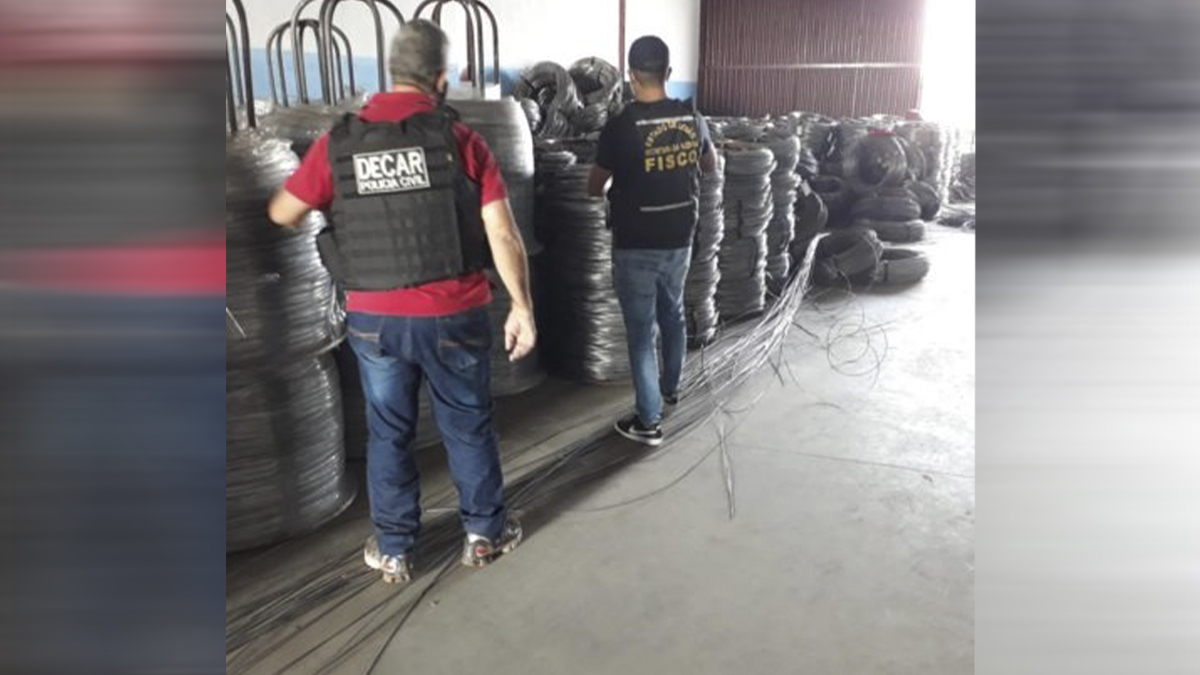 Polícias inspecionam galpão de pessoas suspeitas de desviar cargas