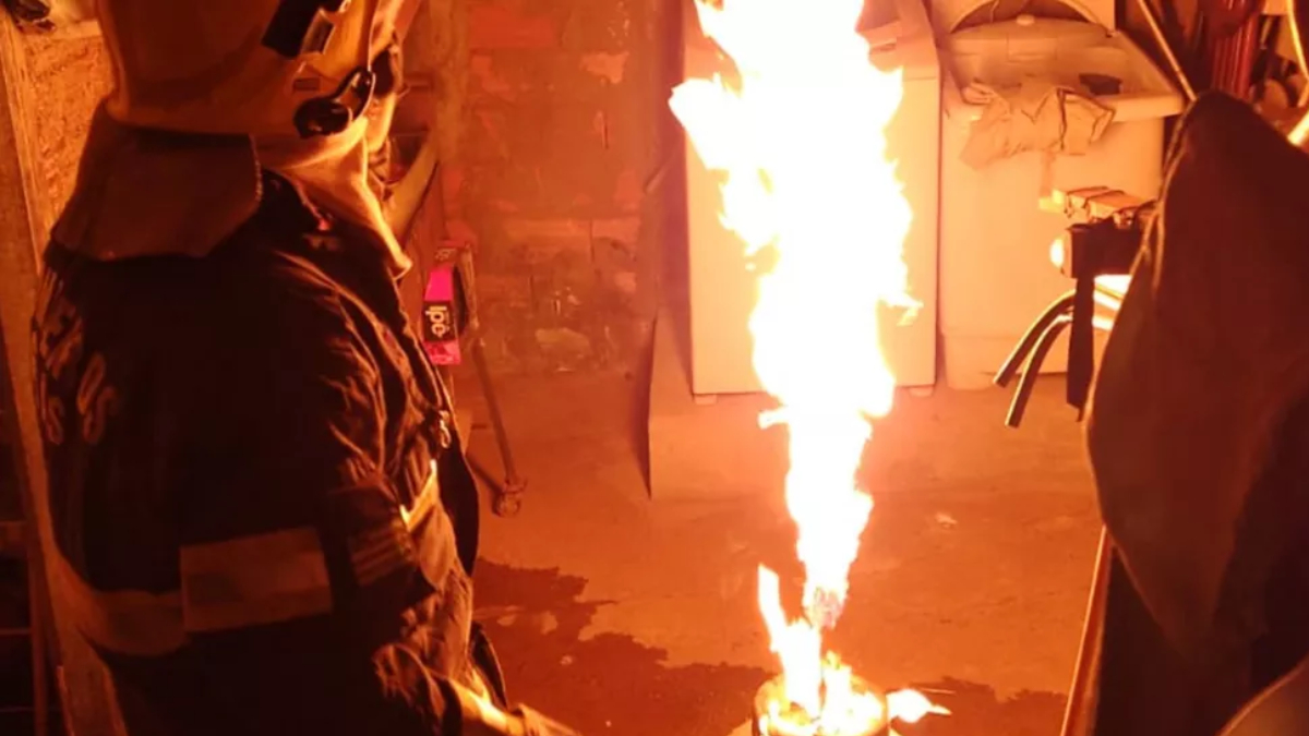 Imagem mostra chamas altas saindo de botijão de gás. Foto ilustra: Botijão de gás pega fogo enquanto mulher fazia jantar em Catalão