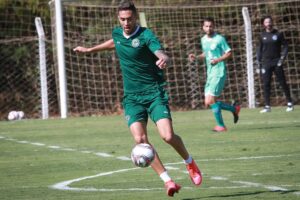 Iago Mendonça durante treino no Goiás