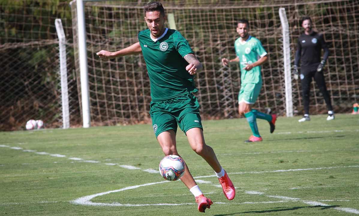Iago Mendonça durante treino no Goiás