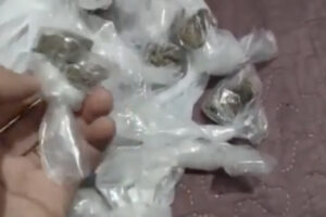 Porções de maconha - Homem foi preso ao confessar ter escondido drogas na casa do ex-marido para incriminá-lo
