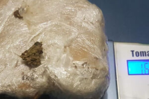 Peça de droga sendo pesada. Polícia apreende mais de R$ 150 mil em drogas em Mozarlândia