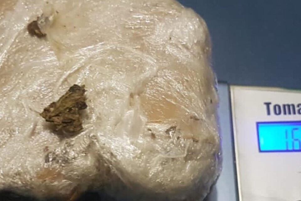 Peça de droga sendo pesada. Polícia apreende mais de R$ 150 mil em drogas em Mozarlândia