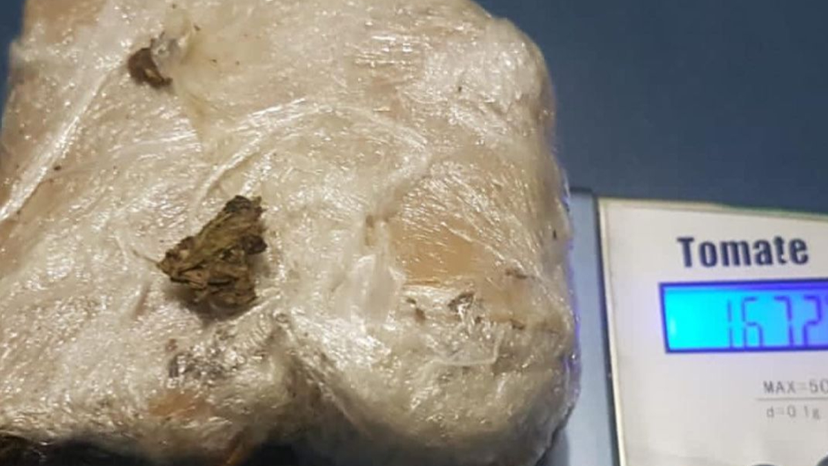 Peça de droga sendo pesada. Polícia apreende mais de R$ 150 mil em drogas em Mozarlândia