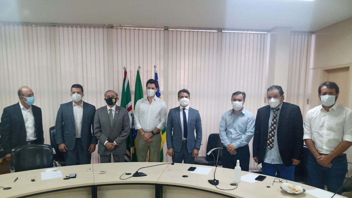 Vereadores do MDB de Goiânia entregam carta de apoio a Caiado para Daniel