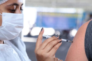 Goiás e mais nove estados já têm data para começar a aplicar dose de reforço da vacina (Foto: Enio Medeiros - SecomAparecida)
