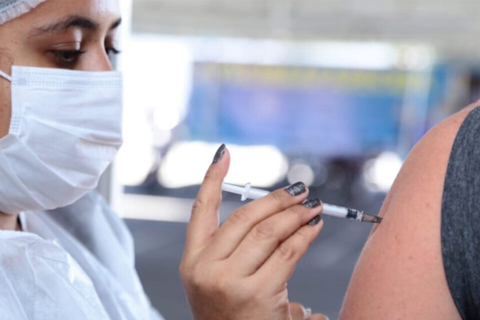 Goiás e mais nove estados já têm data para começar a aplicar dose de reforço da vacina (Foto: Enio Medeiros - SecomAparecida)