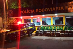 Viatura em posto da PRF em Jataí - Caminhoneiro é preso com mais de 2 toneladas de maconha