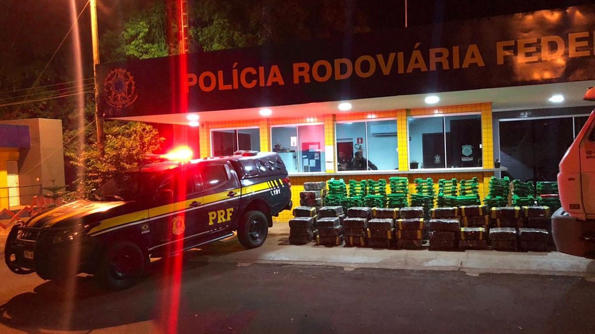 Viatura em posto da PRF em Jataí - Caminhoneiro é preso com mais de 2 toneladas de maconha