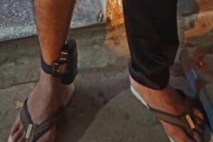 Perna de preso com tornozeleira eletrônica