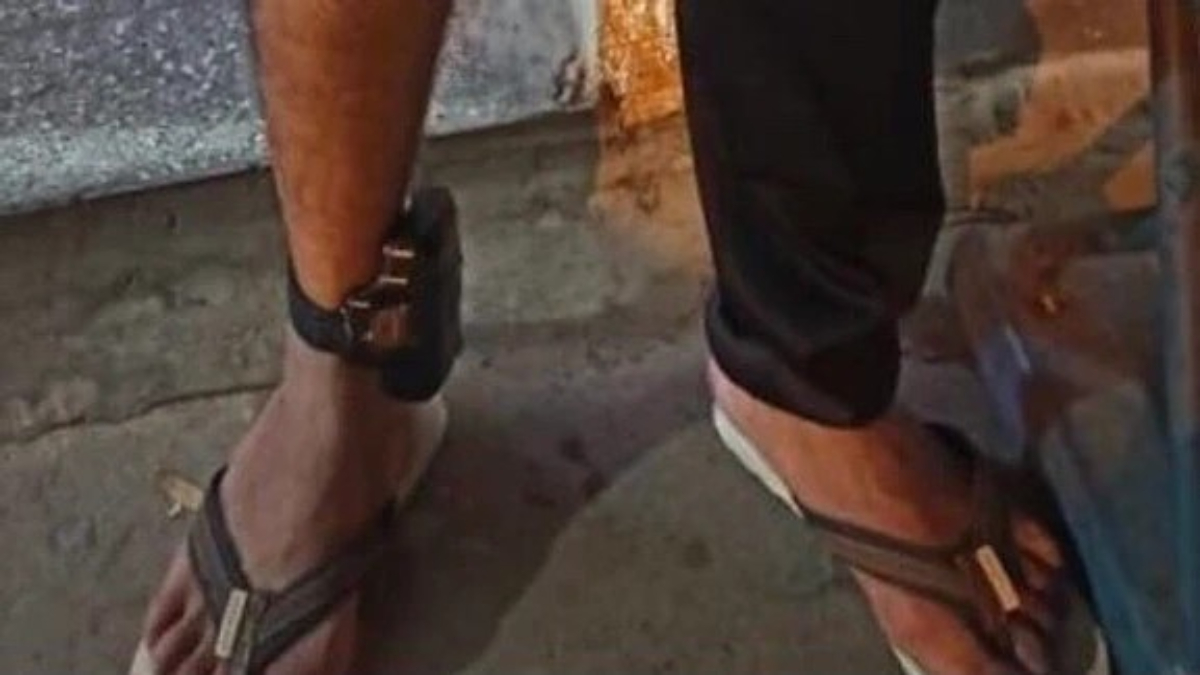 Perna de preso com tornozeleira eletrônica