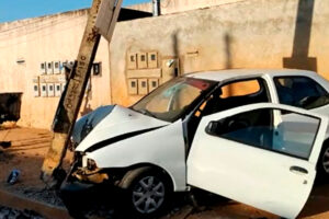 Motorista bate em poste e deixa bairro sem energia por 17 horas (Foto: Reprodução - TV Anhanguera)