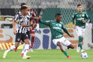Patrick de Paula disputa bola com jogador do Atlético-MG